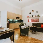 Folk 60sm Spacious And Bright * 布达佩斯